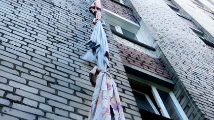 В Гродно из окна многоэтажки мужчина попытался спуститься на простынях. С чего бы это?
