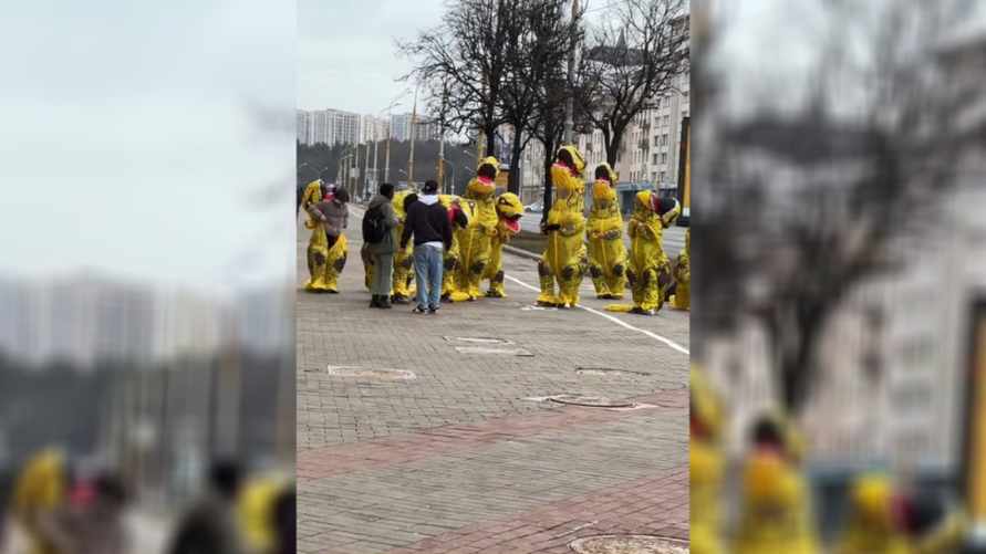 «Восстание диназавров» или «шествие рептилоидов»? Центр Минска превратился в «парк Юрского периода»