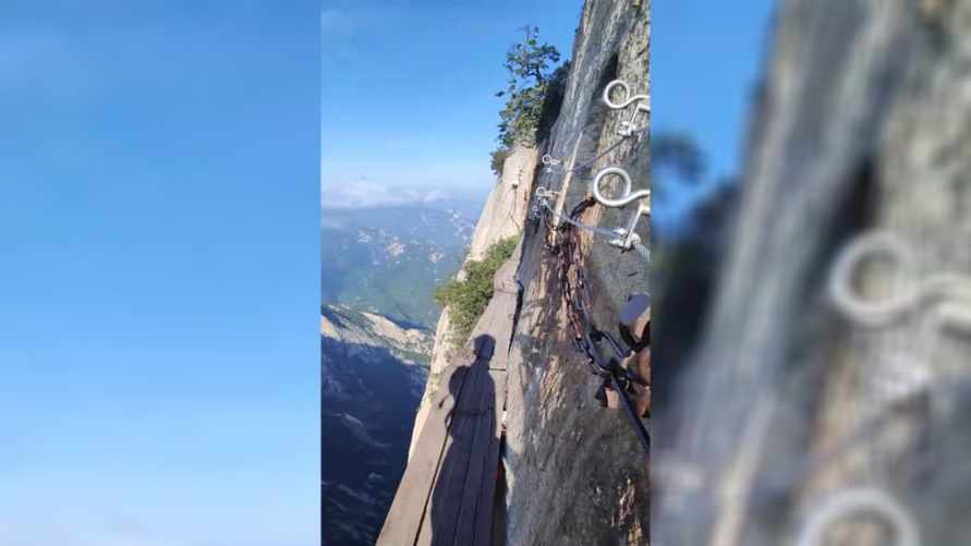 «От просмотра душа в пятки ушла» - Видео с самой опасной пешей тропы мира пощекотало нервы тысячам зрителей