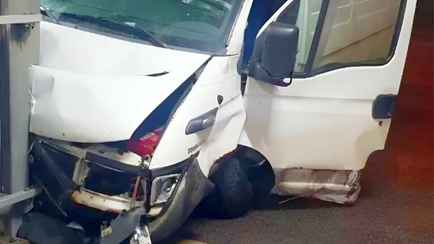 Выбил с дороги микроавтобус и скрылся. Появилось видео ночной аварии в Минске