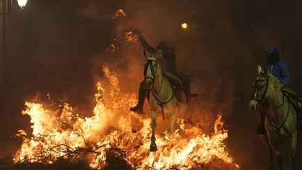 Всадники на лошадях пронеслись сквозь бушующий огон. Зачем?