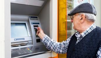 «Беларусбанк» напомнил пенсионерам про необходимость оформления банковской карты. Кому обязательно до 1 июля?