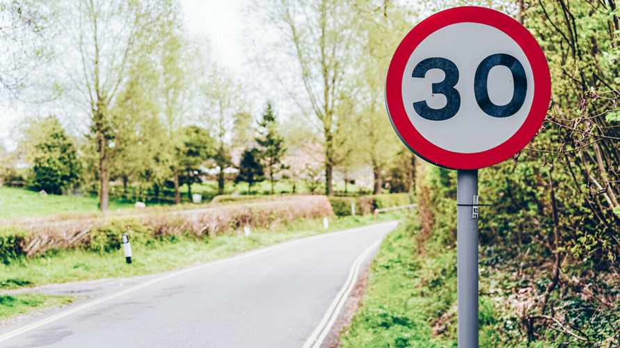 Всемирный банк предложил значительно снизить скорость на автодорогах по всему миру. Какие лимиты назвал?