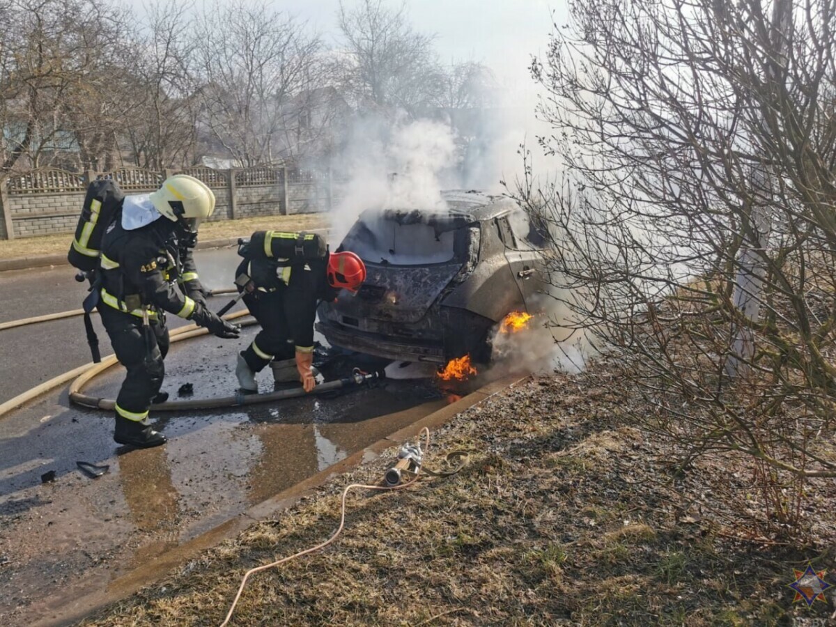 В Минске на одной из улиц сгорел японский электромобиль