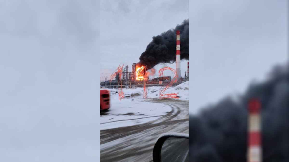 Минобороны России заявило о ночной атаке 25 дронов – загорелись две нефтебазы