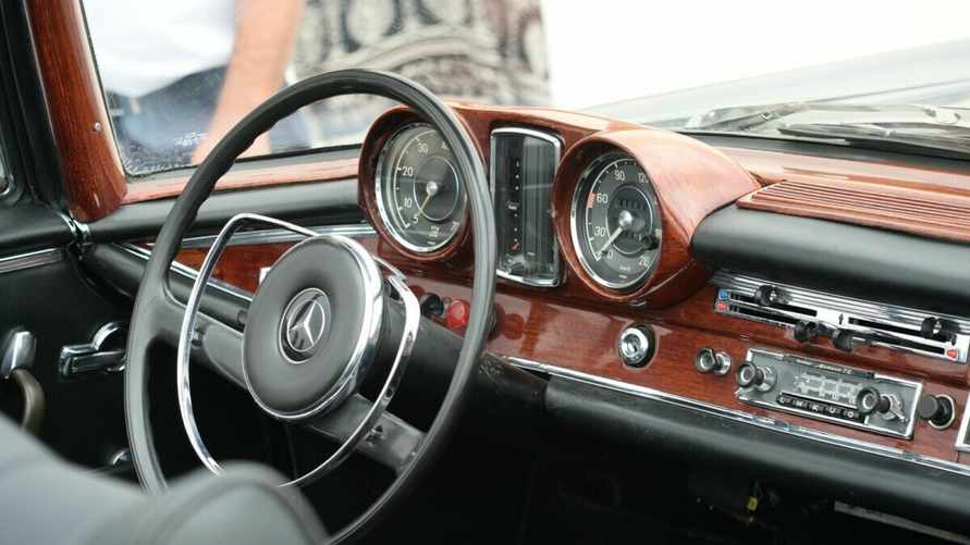 Эксперты потребовали убрать из машин экраны и вернуть кнопки. Что с ними не так?