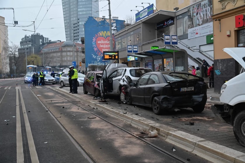 В Польше автомобиль на скорости влетел в толпу людей — 19 пострадавших