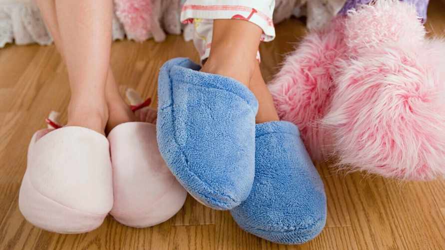 Эксперт посоветовала не носить тапки долгое время. Почему может быть вредно для здоровья?