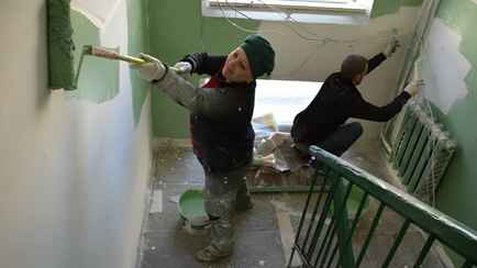 Белорусам запретили так украшать свои подъезды без спроса. Где брать разрешение?