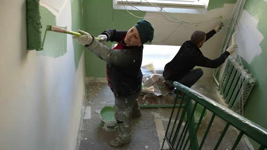 Белорусам запретили так украшать свои подъезды без спроса. Где брать разрешение?