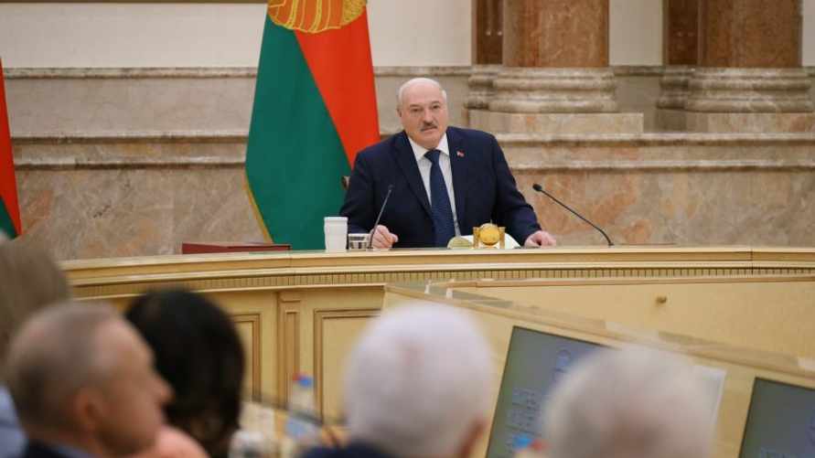 Лукашенко приказал подготовиться к приходу "нового поколения" без перехода власти. Что имел в виду?