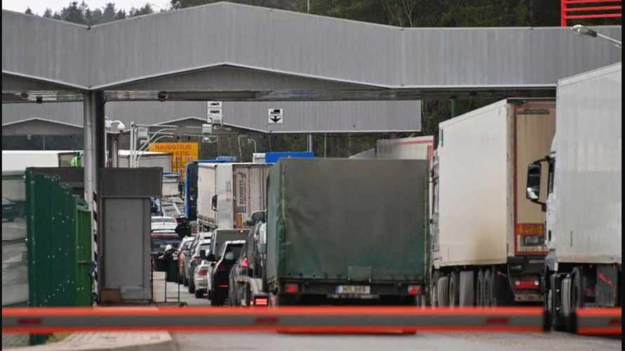 Очередь на погранпереходе "Котловка". Фото: Sputnik