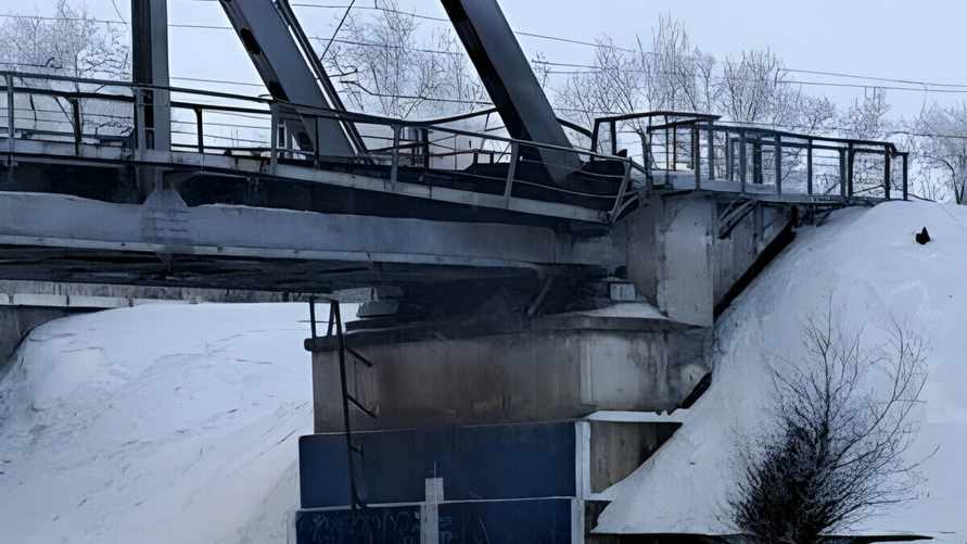 В России взорвали железнодорожный мост. Что известно?