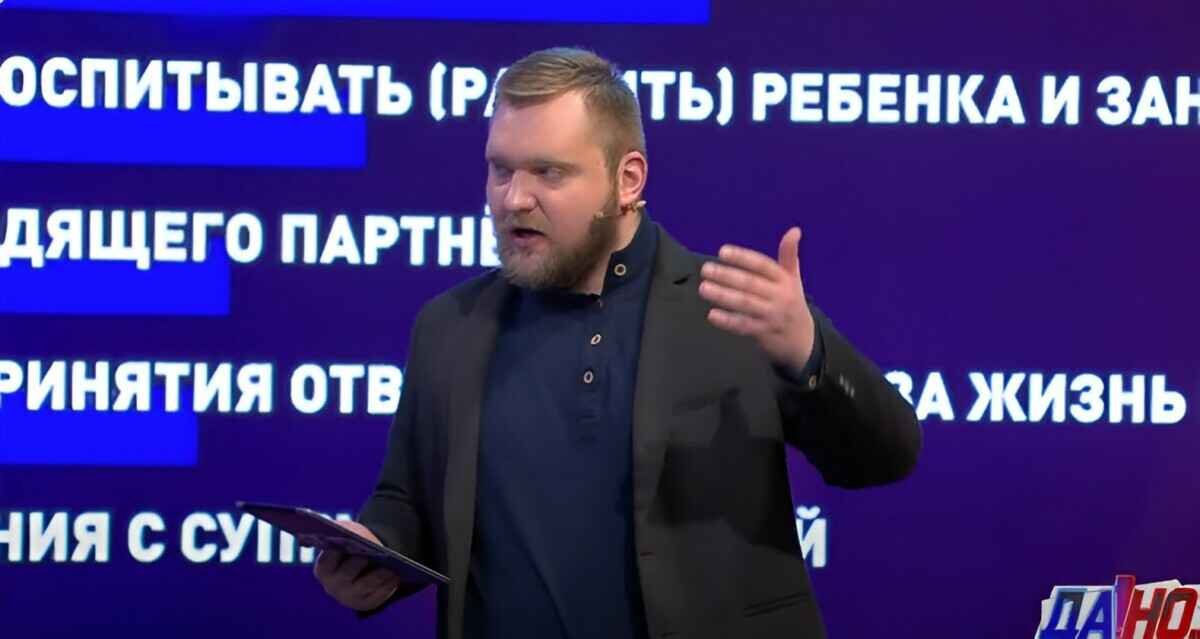 Григорий Азарёнок во время эфира на телеканале "СТВ"