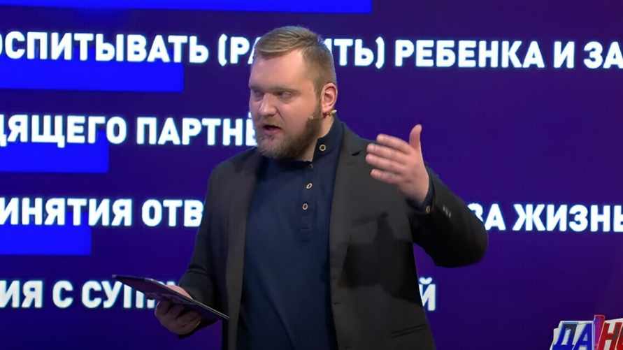 Григорий Азарёнок во время эфира на телеканале "СТВ"