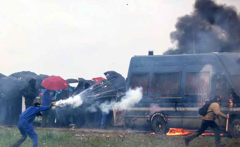 Франция, 2023 год. Протест против строительства водохранилищ.