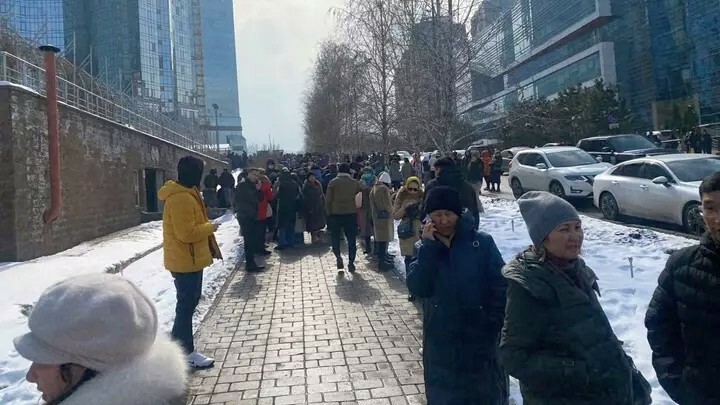 «Люди стоят во дворах» – В Казахстане произошло землетрясение