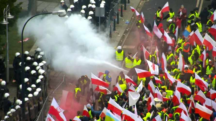 Польские фермеры устроили беспорядки в центре Варшавы. Что требуют?