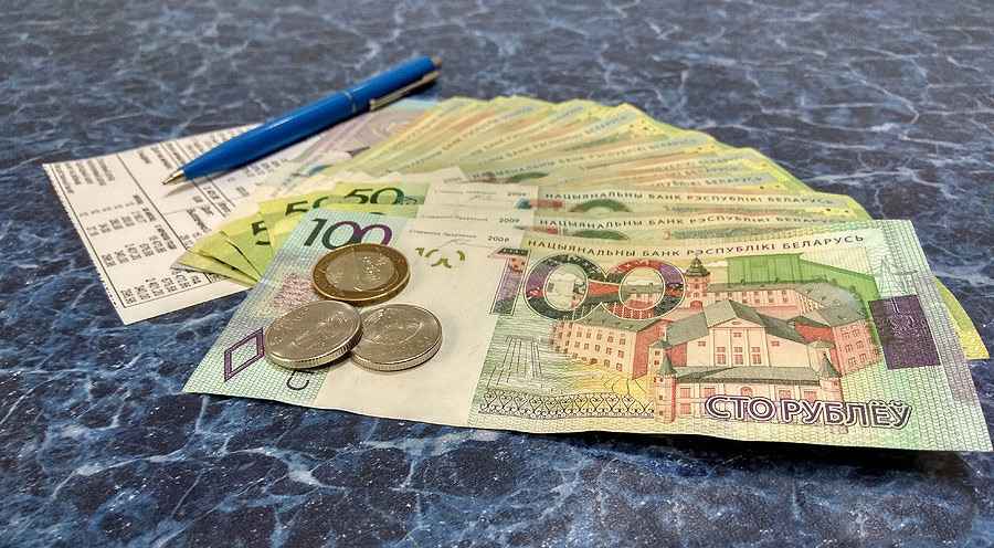 Нотариус рассказал, когда с зарплат белорусов могут вычесть часть денег без предупреждения