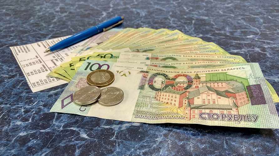 Нотариус рассказал, когда с зарплат белорусов могут вычесть часть денег без предупреждения