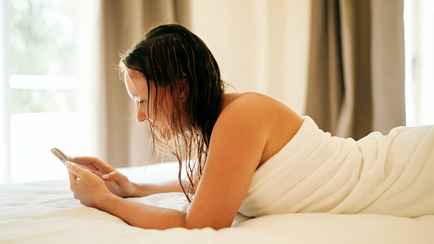 Эксперты объяснили, почему нельзя спать с мокрой головой. Причина может ужаснуть