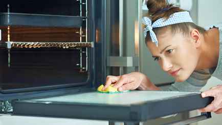 Как легко почистить стекло духовки? Понадобятся губка, ножницы и таблетка