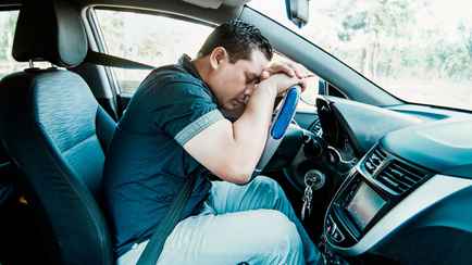 В Минске возбудили уголовное дело в отношении мужчины, который спал за рулем стоящего авто. За что?