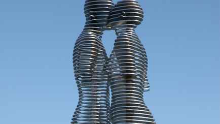 Завораживающее видео из Батуми. Как выглядит знаменитая скульптура весной?