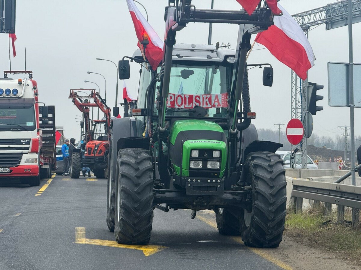 Польские фермеры заблокировали сельхозтехникой выезд из Варшавы