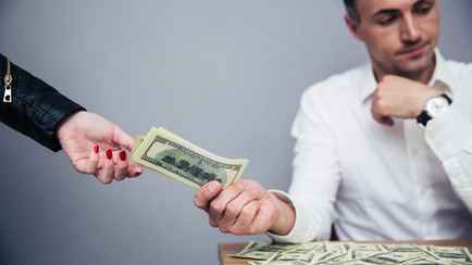 В Минюсте рассказали, как белорусам правильно давать другу другу взаймы. А под проценты можно?