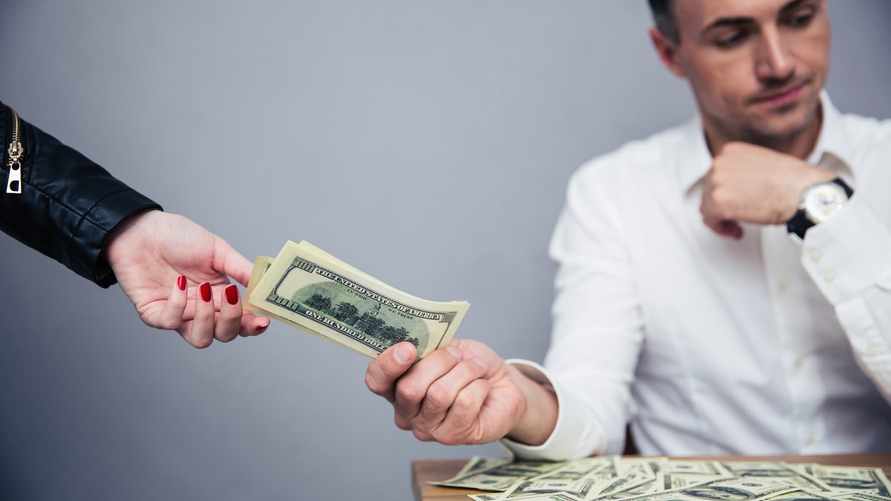 В Минюсте рассказали, как белорусам правильно давать другу другу взаймы. А под проценты можно?