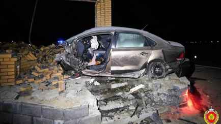 В Столине мужчина убил жену топором, а сам влетел в стелу на скорости 180 км/ч и выжил