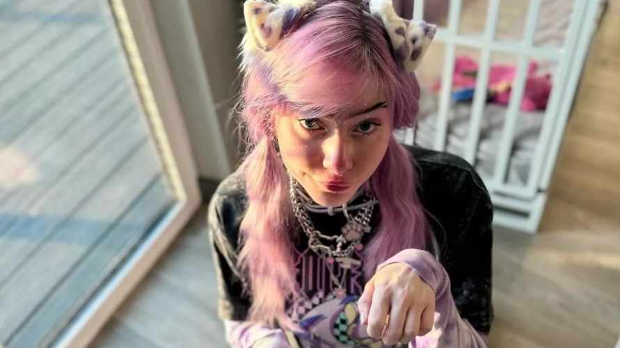 "Ощущаю себя более человечной" — Женщина объяснила, почему "решила стать собакой"