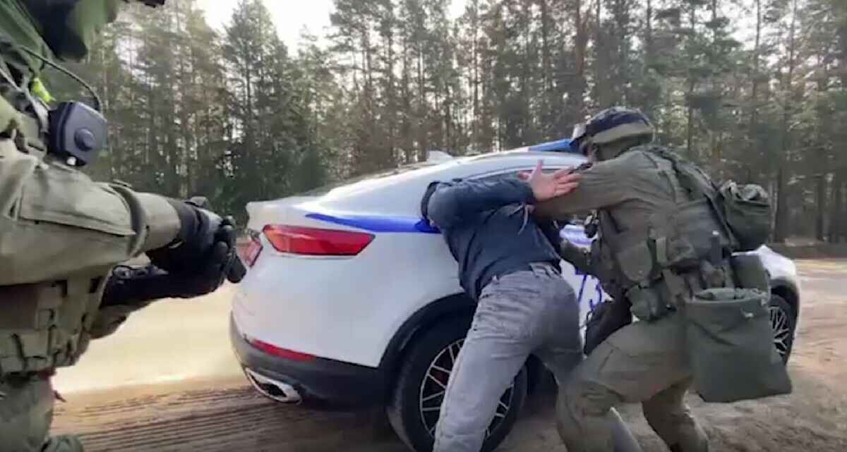 В МВД показали, как со стрельбой задержали таксиста за «насилие в отношении милиционера»