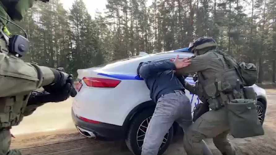 В МВД показали, как со стрельбой задержали таксиста за «насилие в отношении милиционера»