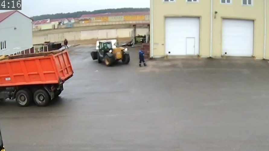 Погрузчик насмерть задавил человека под Брестом