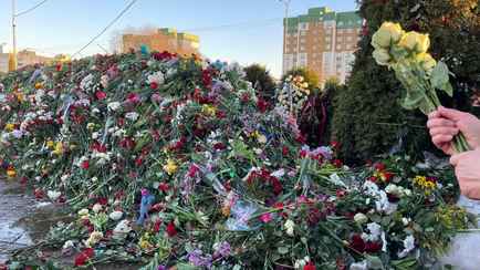 Кладбище закрыли. Россияне третий день несут цветы на могилу Навального