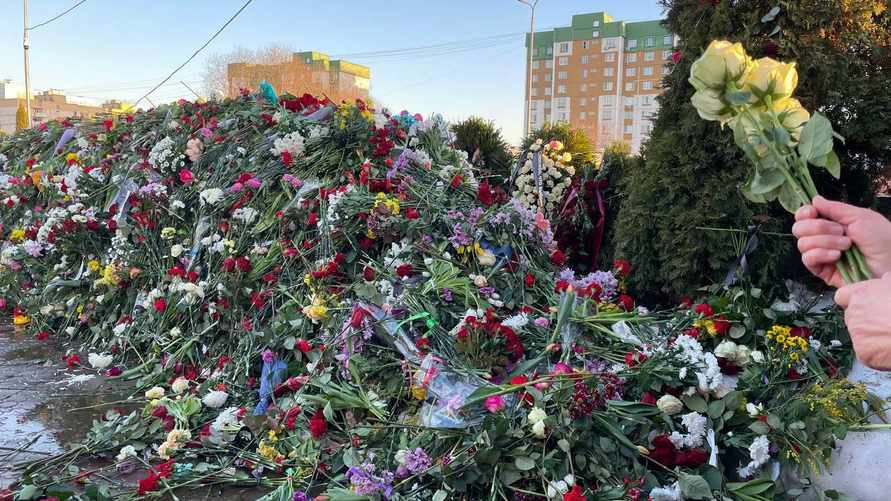 Кладбище закрыли. Россияне третий день несут цветы на могилу Навального