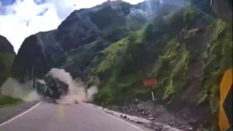 В Перу на видео попало как огромные камни раздавили грузовики