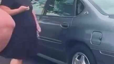 Учителя сбросились, чтобы подарить машину школьному уборщику. Посмотрите на его реакцию