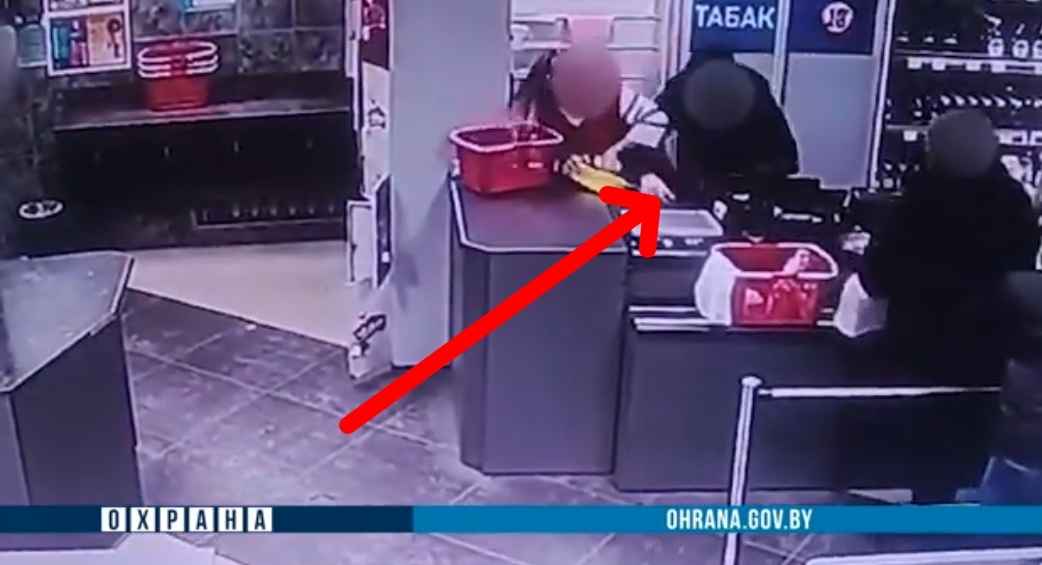 В Орше нападение 14-летнего грабителя с ножом на продавщицу попало на видео