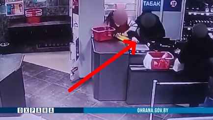 В Орше нападение 14-летнего грабителя с ножом на продавщицу попало на видео