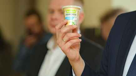 «Культуры потребления сыров в Поднебесной нет» — На Туровском молочном комбинате рассказали, почему все равно отправили их в Китай