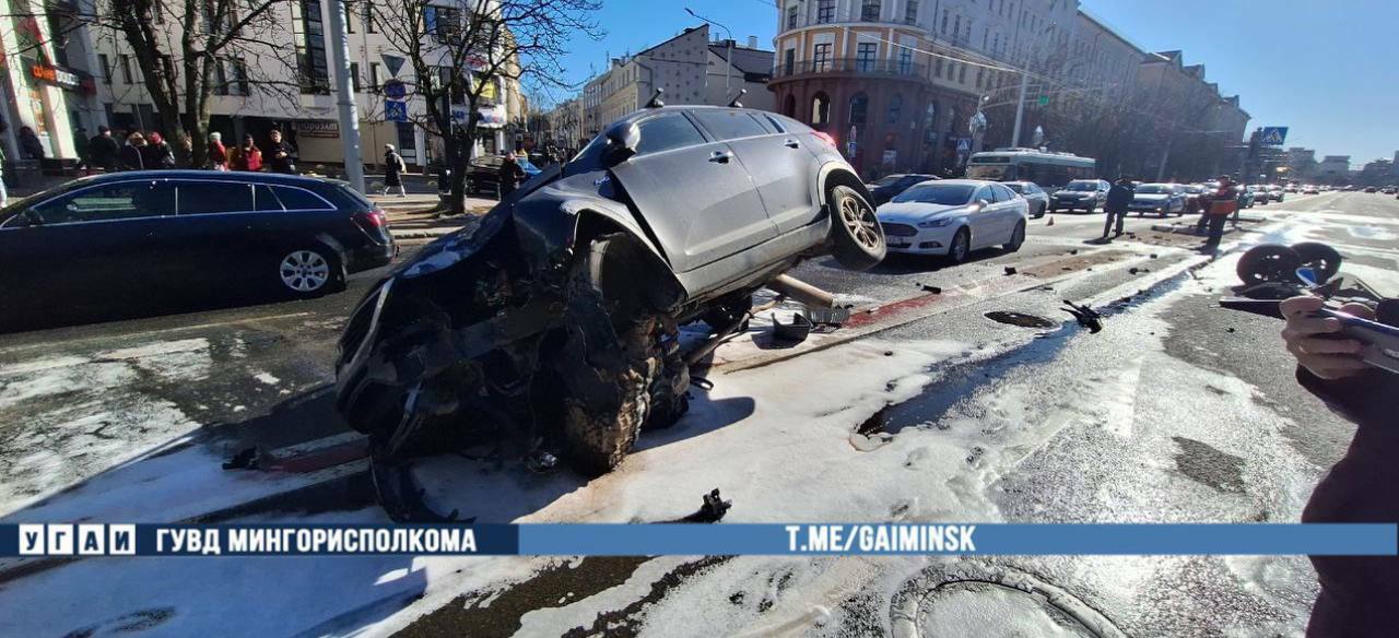 Водитель в центре Минска въехал на дорожный знак