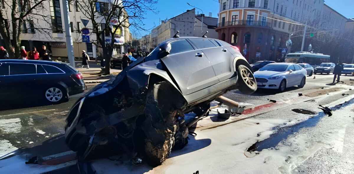 Водитель в центре Минска въехал на дорожный знак