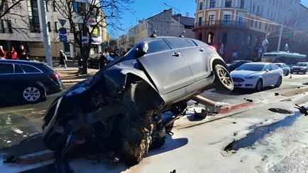 Водитель в центре Минска въехал на дорожный знак