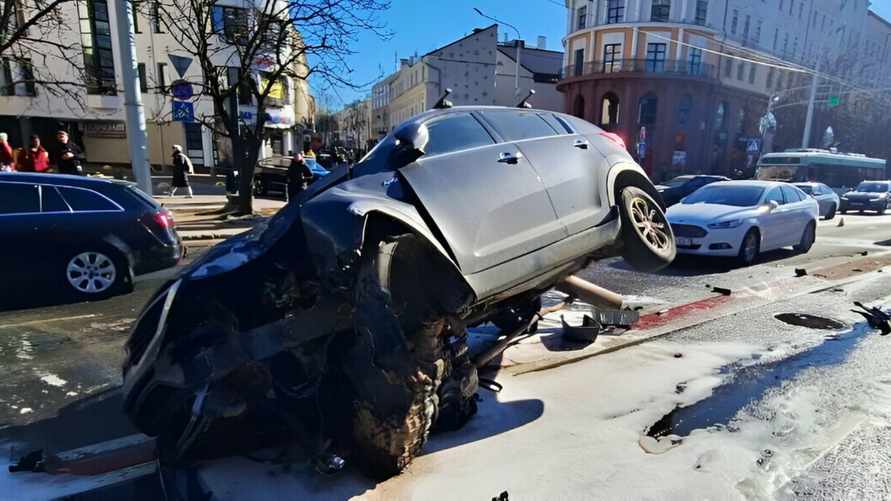 Водитель в центре Минска въехал на дорожный знак
