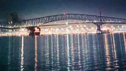 В США мост рухнул в воду после столкновения с морским контейнеровозом. Десятки жертв