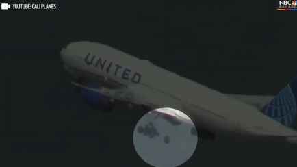 У Boeing 777 отвалилось колесо и раздавило две машины