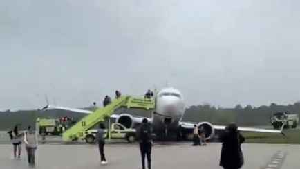 Boeing 737 MAX выкатился за взлётную полосу